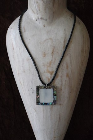 Picture of necklace with nacre pendant, 50 x 3,3cm, 10gr